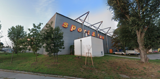 Vor dem Bau des neuen Fernbus-Terminals am Handelskai wird die alte Sport &amp; Fun Halle sorgfältig und mit Blick auf Wiederverwertung zurückgebaut. | Foto: Screenshot Google Maps