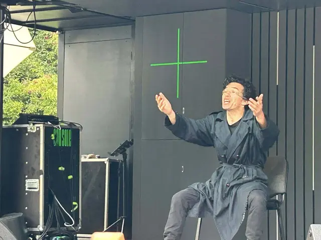 Für "Draußen vor der Tür" schlüpft der Schauspieler in viele verschiedene Rollen. | Foto: Klaus Oppitz