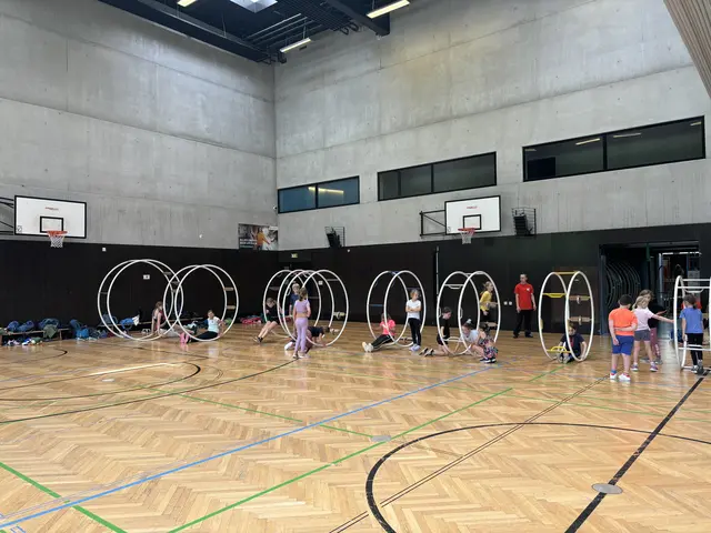Die Kinder und Jugendlichen probieren sich am Rhönrad. | Foto: Emanuel Hasenauer