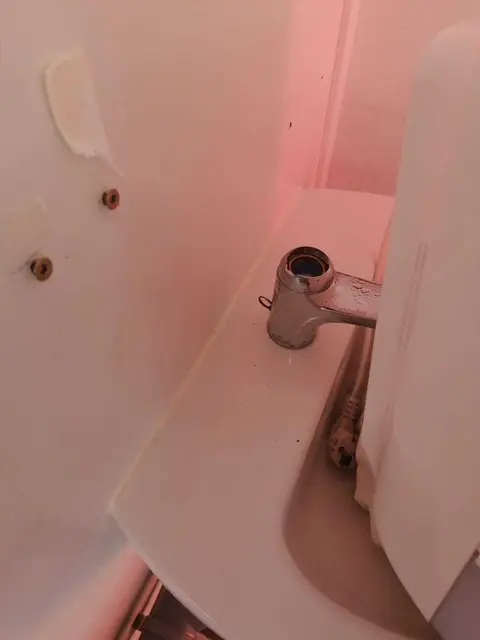 Vandalismus in der öffentlichen WC-Anlage: Der Wasserhahn wurde gewaltsam herausgerissen. | Foto: St. Peter-Freienstein