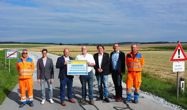 Hochrainer (Straßenmeisterei Geras),Ederer (Straßenbauabteilung Hollabrunn), Fidler (Leiter-Stv. der Straßenmeisterei Geras), Reinagl (Vizebgm. von Geras), Kofler in Vertretung von LH-Stellvertreter Udo Landbauer, Leitl (Leiter-Stv. der Straßenbauabteilung Hollabrunn), Hofmann (Straßenmeisterei Geras). | Foto: Amt der NÖ Landesregierung