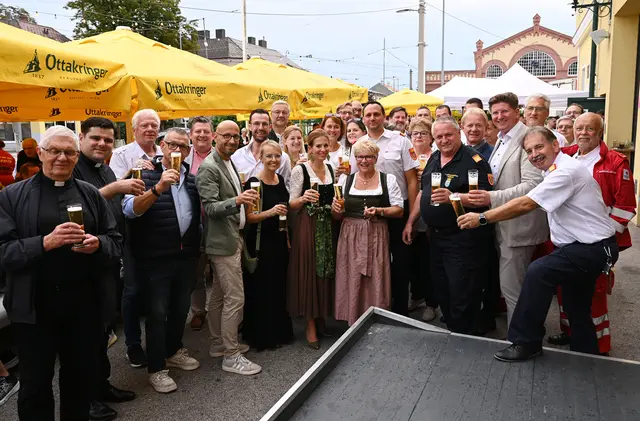 Anstoßen nach dem Bieranstich. | Foto: 2025psb/sap