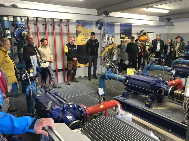 Der vom Himmel fallende Schnee reicht heute nicht mehr aus, um den Skifahrerinnen und Skifahrern beste Pisten zu bieten. Mit hohem technischem und finanziellem Aufwand muss der Natur nachgeholfen werden. Im Bild die Wasserpumpen für die Schneeerzeugung. | Foto: Hödl