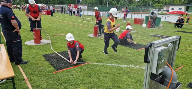 Beim Bewerbslaufen im Sommer wird ein Löschangriff inklusive Schlauchauslegen geübt. | Foto: FF Pram