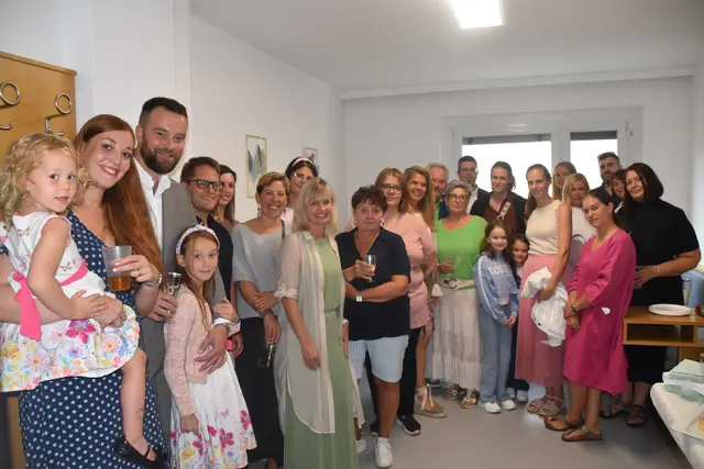 Zahlreiche Besucherinnen und Besucher kamen zur Praxiseröffnung. | Foto: Michael Strini