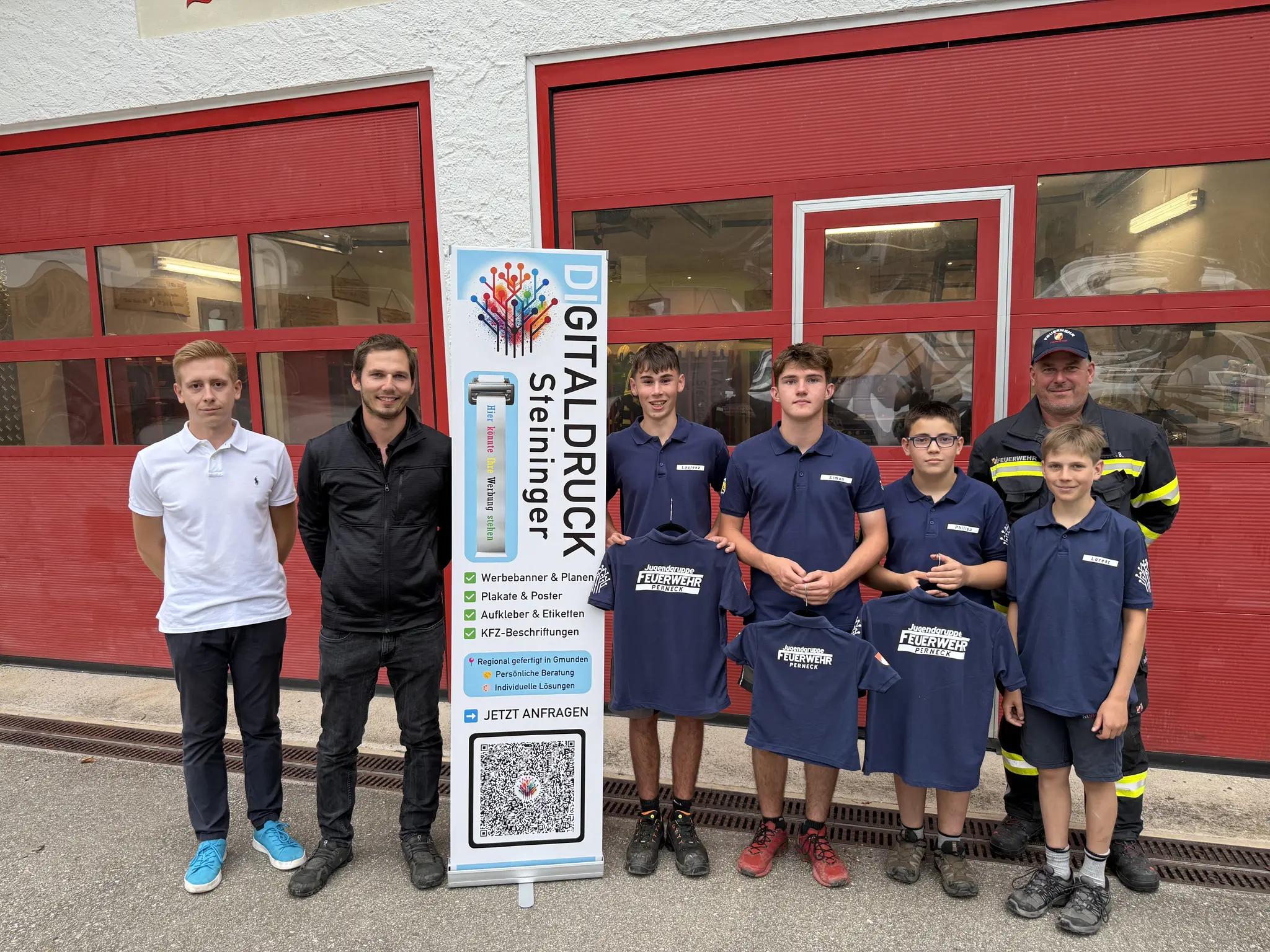 Neue-Poloshirts-f-r-die-Feuerwehrjugend-Perneck