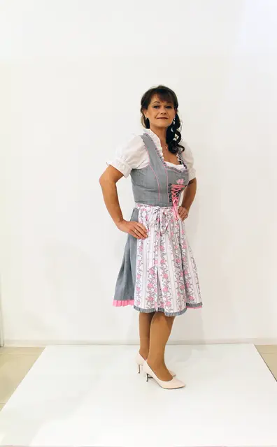 Nach der Stoffwechseltherapie ist sie wieder voller Lebensfreude, Leichtigkeit und neue Energie – und das im Lieblingsdirndl!