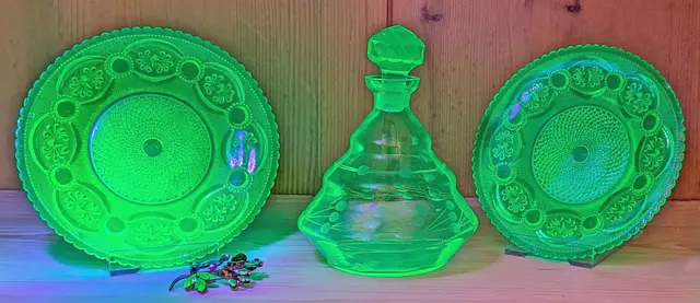 Die Ausstellung im Kulturhaus Kopfing zeigt auch seltene grün leuchtende Urangläser wie diese aus der böhmisch-mährischen Glashütte Skrdlovice (um 1850).  | Foto: Kulturhaus Kopfing