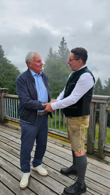 Foto: Flugliniengründer Rolf Seewald ist als Zeitzeuge zu Gast in der 374. Fernsehgondelfolge bei Andreas Seeburger am Muttersberg.