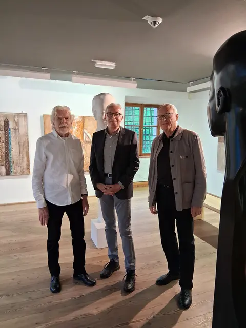 Walter Tolloy und Laudator Hans Augustin mit Bgm. Herbert Mayer. | Foto: Schloss Landeck / Sabine W.