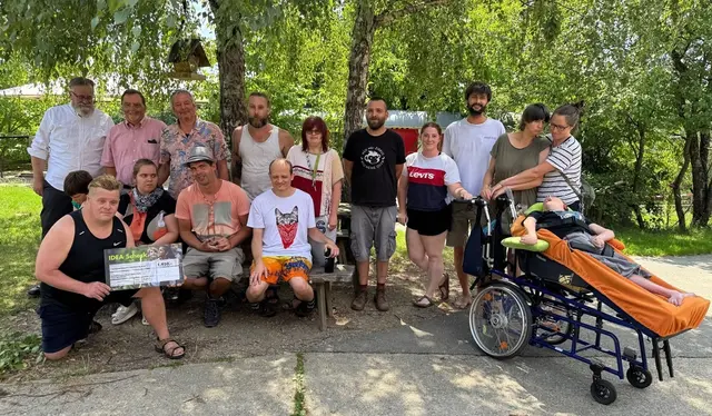 Reinhold Hammer - Obmann des Vereins (1. v. l. hinten)  und Michael Pichler - Geschäftsführer des Vereins (3. v. r. hinten) sowie die Betreuerinnen und Betreuer mit Bewohnerinnen und Bewohner. | Foto: Helvetia