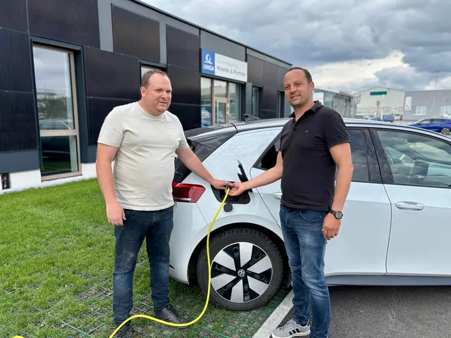 Christian und Andreas Nowak weisen jedoch auf die Kostenfallen bei Schnellladestationen hin, die bis zu 0,80 Euro pro Kilowattstunde verlangen können | Foto: Markus Kahrer