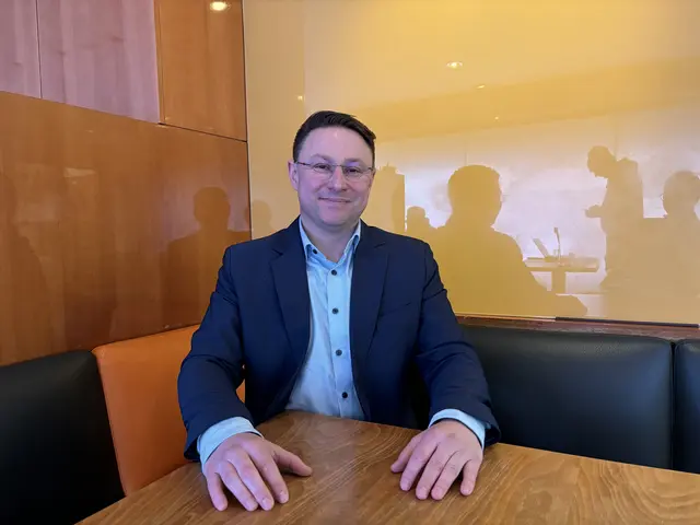 Bezirksvorsteher-Stellvertreter Christoph Lipinski (SPÖ) schlägt mehr Polizeikontrollen und eine Bushaltestelle zur Lösung des Problems vor. | Foto: Nathanael Peterlini/MeinBezirk