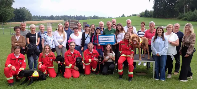 Die Ausflugsgruppe des Benefizvereins Waldviertel mit Hundeführungsteams der ÖRHB Staffel Heidenreichstein.  | Foto: Benefizverein Waldviertel