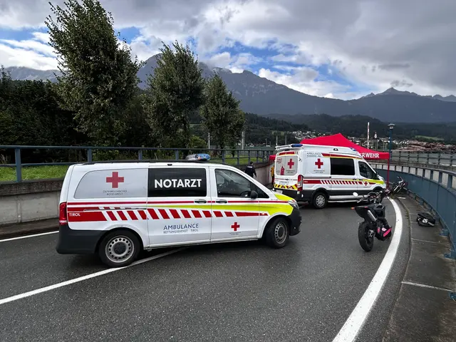 Einsatzkräfte vor Ort: Rettung und Notarzt versorgen die Verletzten nach dem Verkehrsunfall. | Foto: Zeitungsfoto.at