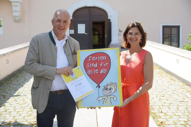 Bürgermeisterin Birgit Petross und Bezirkshauptmann Philipp Enzinger bei der Übergabe der Spenden-Urkunde. | Foto: Marktgemeinde Vösendorf