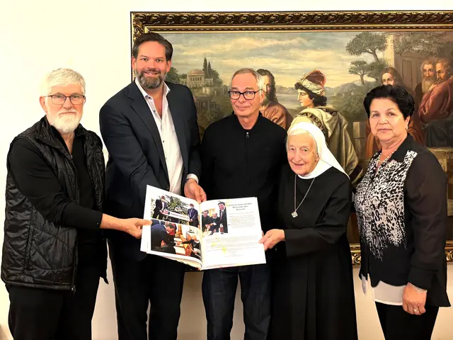 Die Tiroler Ordensschwester Maria Martha Fink (2.v.r.) von den Barmherzigen Schwestern in Innsbruck wurde zu ihrem 90. Geburtstag von Weggefährten gefeiert. | Foto: zVg/Büro Lukas Mandl