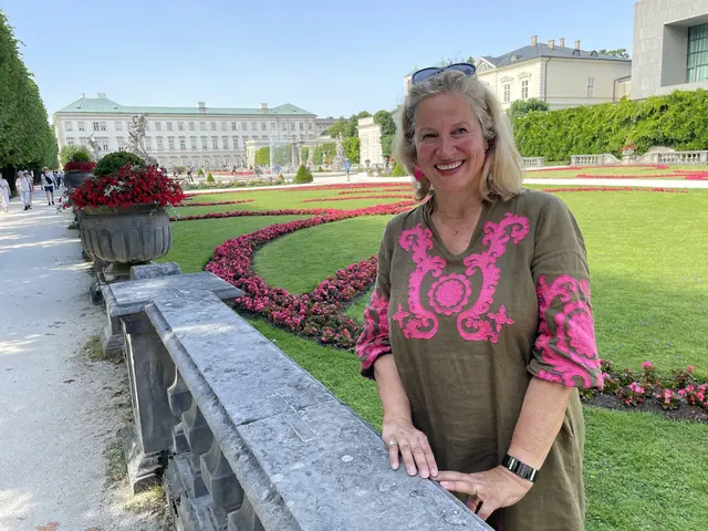 Fremdenführerin Inez Reichl hier im Mirabellgarten - eine blühende Oase im Sommer.  | Foto: Lisa Gold