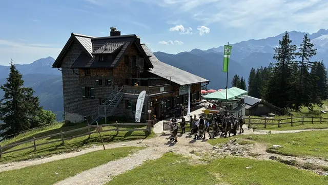 Geselliges Zusammensein auf der Gablonzer Hütte. | Foto: Alpenverein Enns