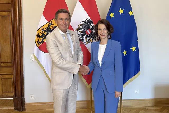 Landeshauptfrau Karoline Edtstadler und Peter Hanke, Bundesminister für Innovation, Mobilität und Infrastruktur, nach dem Arbeitsgespräch. | Foto: Land Salzburg / Bernhard Kern