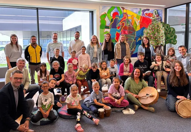 Kinder der inklusiven Ferienbetreuung mit dem Organisations- &amp; Betreuungsteam sowie Vertretern der Serviceclubs | Foto: Biosphärenpark Salzburger Lungau / Mika Jäger