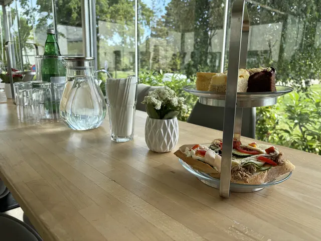 Am Tisch steht meistens alles schon bereit, sodass sich die Wirtin im Hintergrund halten kann.  | Foto: Luca Arztmann/MeinBezirk