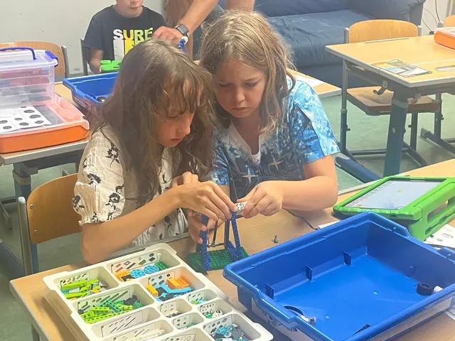 Die Kinder konnten gemeinsam die Lego WeDo-Roboter zusammenbauen. | Foto: Technologiezentrum Mondseeland