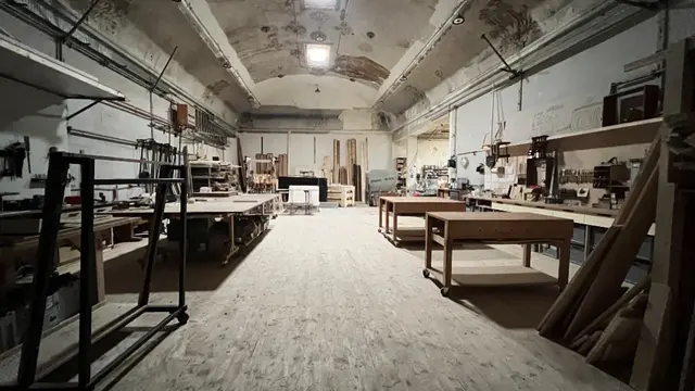 Die Werkstatt im 17. Bezirk befindet sich in einem ehemaligen Heurigen samt Tanzsaal. | Foto: Do Something Great Society