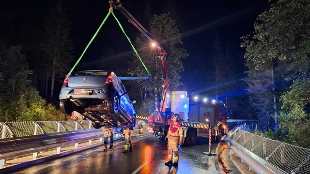 Das Fahrzeug wurde von der Feuerwehr Kleinarl und der Feuerwehr St. Johann geborgen. | Foto: Feuerwehr St. Johann