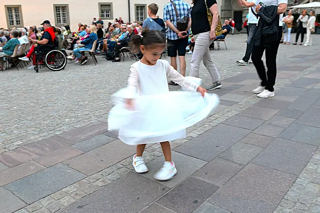 Ein Mädchen tanzte spontan zu den Klängen der Postmusik Kärnten | Foto: Josef Bodner