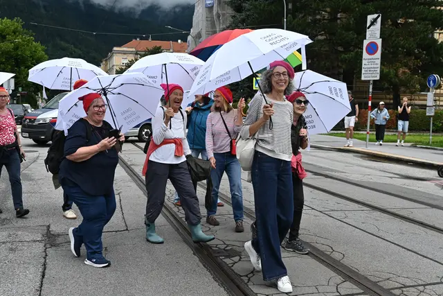 Auch die "Omas gegen Rechts" gingen bei der Parade mit. | Foto: Königer