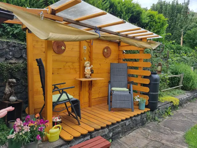 Dort, wo noch vor kurzem Holz geschlichtet war, baute Heinz Löw eine kleine Pergola, liebevoll dekoriert von Gisela.  | Foto: Astrid Höbenreich-Mitteregger