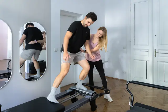 Redakteur Markus Kropac bekam bei den ersten Übungen auf dem "Reformer" Unterstützung von Trainerin Bea Rümmele. 
 | Foto: Konstantinov