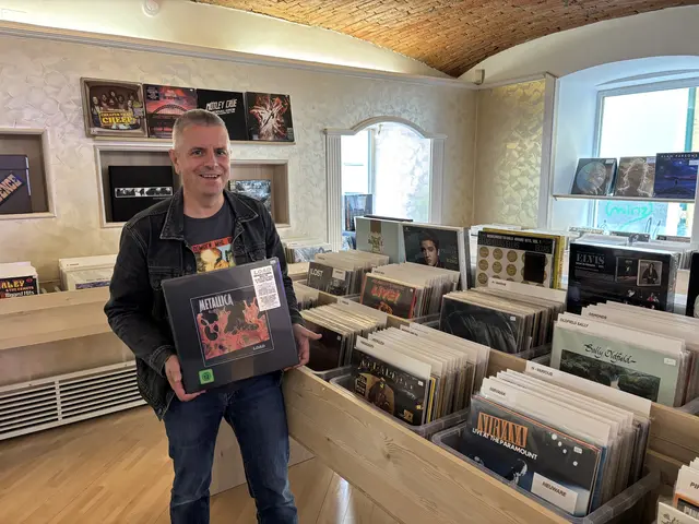 "Joe" in seinem bereits bestens bestückten Laden Joe's Vinyl Garage, wo Taylor Swift ebenso vertreten ist wie echt alte Rolling Stones. | Foto: MeinBezirk.at