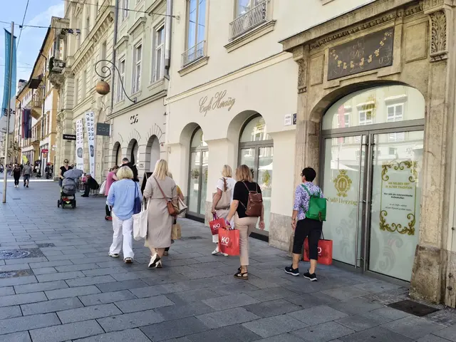 Am 4. August startet das Café Herzog seinen Betrieb. Der Name leitet sich vom gegenüberliegenden Herzoghof (dem "Gemalten Haus") ab. | Foto: MeinBezirk