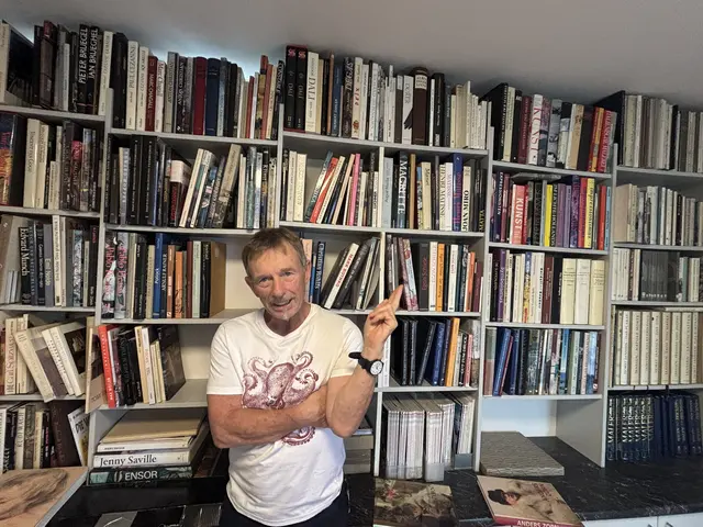 Helmut Sailer mit den gesammelten Büchern großer Maler.