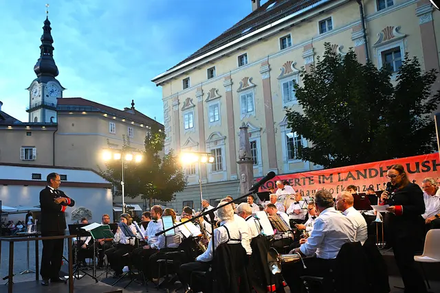 Tradition trifft Klangkultur: Die Postmusik Kärnten beim Konzert im Landhaushof. | Foto: Josef Bodner
