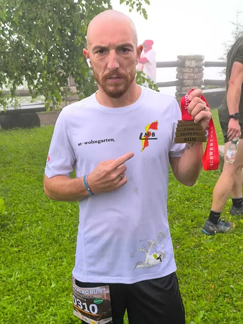 Patrick Horvath vom Leichtathletikverein Mittelburgenland meisterte den extrem anspruchsvollen Erzberg Run 2025 bei strömendem Regen und belegte den starken 29. Gesamtrang.
 | Foto: LMB