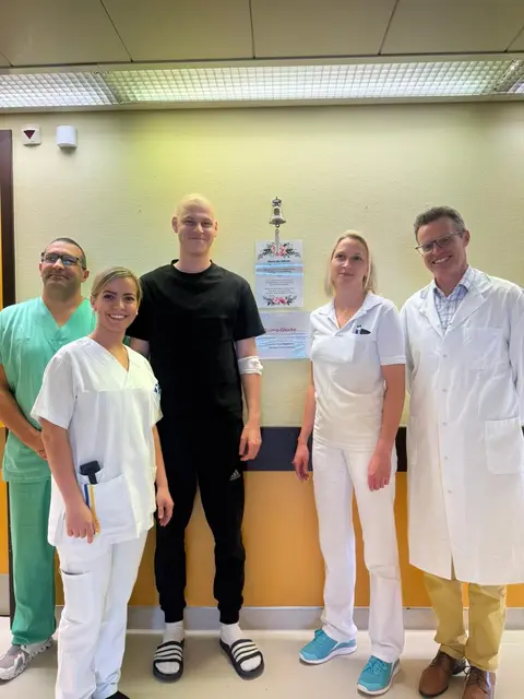Patient David Granabetter läutet gemeinsam mit einem Teil des Behandlungsteams der Urologie des Universitätsklinikums Wiener Neustadt die Chemoglocke – ein symbolträchtiger Moment des Sieges und der Hoffnung. (v.l.n.r. OA Dr. Nikolov Mladen; DGKP Brigitte Ezema; Patient David Granabetter; Stationsleiterin Sandra Rannicher; Prim. Ass.-Prof. Dr. Martin Haydter, FEBU) | Foto: Universitätsklinikum Wiener Neustadt