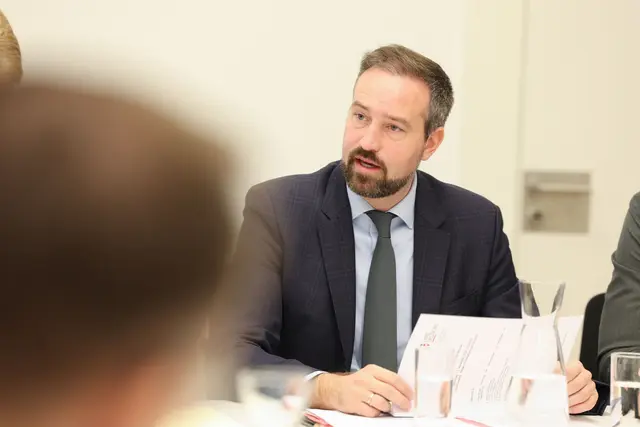 Landeshauptfrau-Stellvertreter Stefan Schnöll: „Viele Künstlerinnen und Künstler sind auf günstige Arbeitsräume angewiesen, um sich auf ihre künstlerische Praxis konzentrieren zu können. In den Förderateliers können sie ihre Arbeit fortsetzen, ohne durch hohe Mietkosten oder fehlende Infrastruktur eingeschränkt zu sein." | Foto: Neumayr