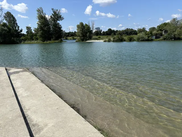 In der Brigittenauer Bucht gibt es einen Wasserzugang mit flachen Stufen, aber ohne Handlauf. | Foto: Sarah Marie Piskur / MeinBezirk