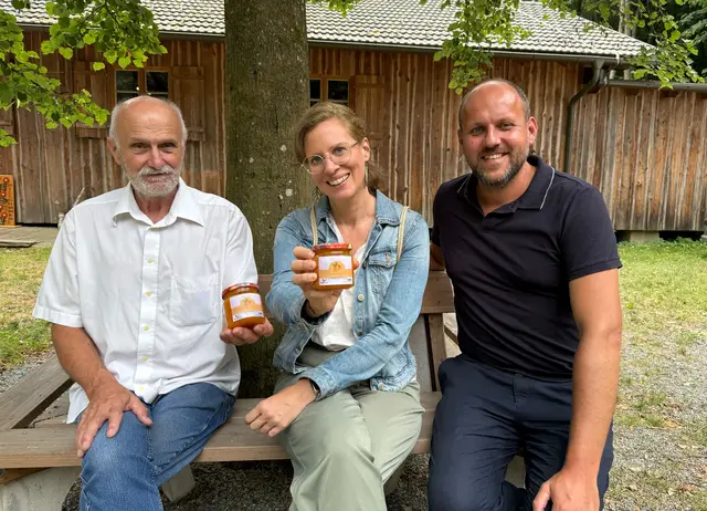 Naturpark-Obmann Engelbert Kenyeri, Landeshauptmann-Stv.in Anja Haider-Wallner und der Vizebürgermeister von Rechnitz, Daniel Kanacsonyi freuen sich über den Marillen-Fruchtaufstrich von Naturpark und VAMOS | Foto: Büro LH-Stv.in Anja Haider-Wallner