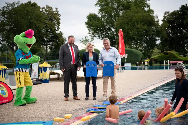 Staatssekretärin Michaela Schmidt (SPÖ, m.) im Freibad Marchtrenk mit ASKÖ-Vizepräsident Tobias Höglinger (l.) und Bürgermeister Paul Mahr (SPÖ, r.).  | Foto: BMWKMS/Schlögl