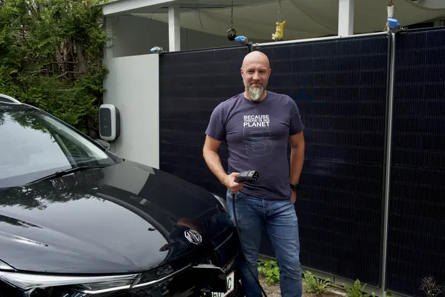 Gerhard Weninger vor der PV-Anlage samt E-Auto. | Foto: Santrucek