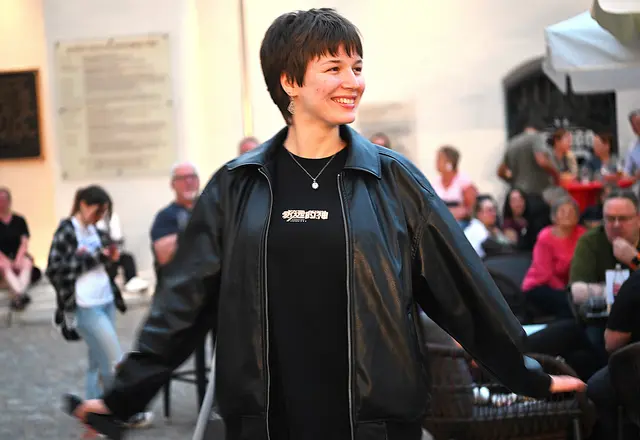 Auch diese junge Dame drehte sich schwungvoll in der Klangwolke des Landhaushofs | Foto: Josef Bodner