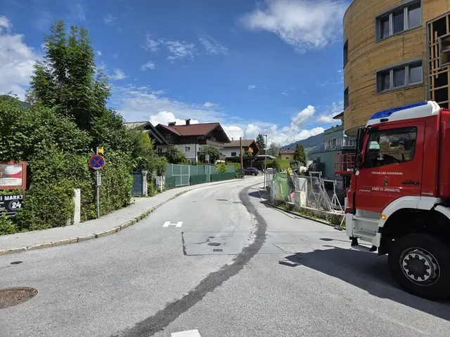 Eine lange Ölspur zog sich durch den Stadtteil Reinbach und musste von der Feuerwehr beseitigt werden. | Foto: Feuerwehr St. Johann