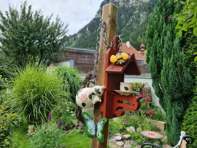 Wenn niemand mehr Gebrauch macht von der Kaffeekanne, findet sie im Garten als Dekoration ihre neue Bestimmung.  | Foto: Astrid Höbenreich-Mitteregger