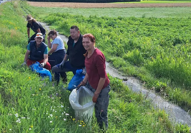 Doreen Höneke (re) und Andrea Körber (mitte) mit den Mitarbeitern des Vereins ISSBA. | Foto: Land Tirol/Jäger