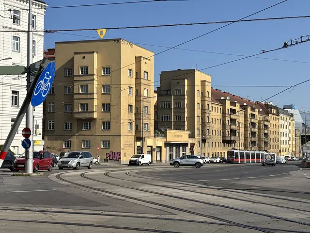 Das Gründstück des Dittes-Hof liegt noch im 19. Bezirk. Die Kurzparkzone befindet sich rechtlich gesehen schon am Alsergrund. | Foto: Matthias Pandrea