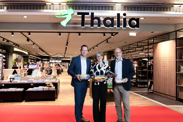 Bei der Wiedereröffnung der Thalia-Buchhandlung im Europark: Manuel Mayer (Center-Manager), Marion Kopf (Thalia) und Christoph Andexlinger (CEO SES)  | Foto: Thalia